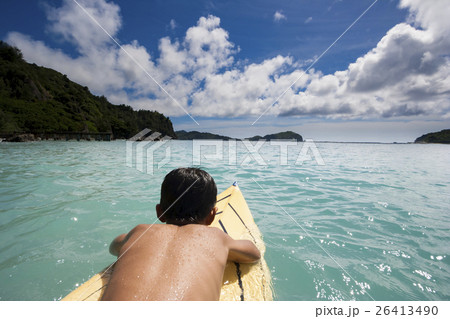 サーフボードを持つ男の子 小笠原の海 サーフボードを持つ男の子 小笠原の海 26413490