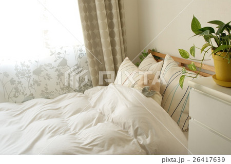 朝のまぶしいさわやかベッド 26417639