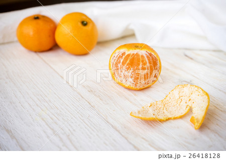 Whole and peeled tangerines Whole and peeled tangerines 26418128