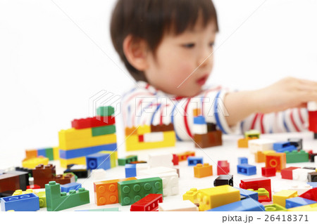 ブロックを組み立てて遊ぶ男の子 26418371