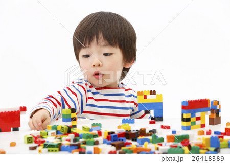 ブロックを組み立てて遊ぶ男の子 26418389