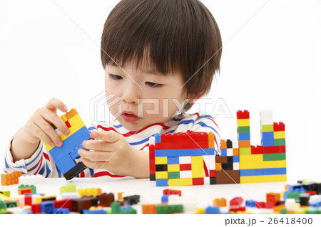 ブロックを組み立てて遊ぶ男の子 26418400