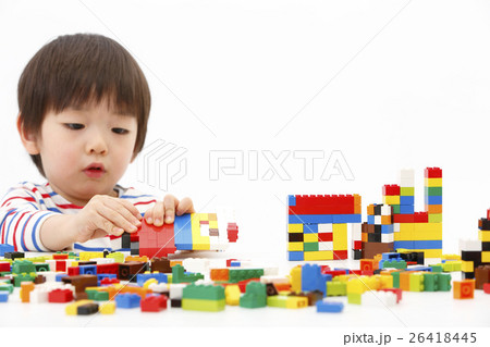 ブロックを組み立てて遊ぶ男の子 26418445