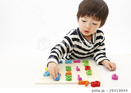 算数の勉強をする男の子　数字をならべる　さんすう 26419044
