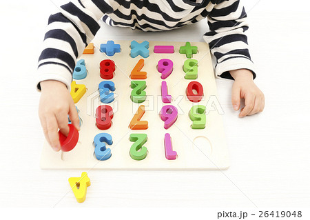 算数の勉強をする男の子　数字をならべる　さんすう 26419048