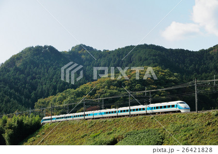 東武日光線を走る100系特急スペーシア号 26421828