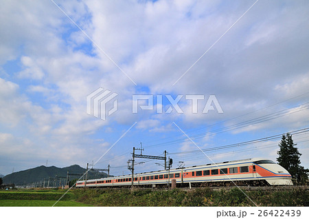 石尊山を背景に東武日光線を走る100系特急スペーシア 石尊山を背景に東武日光線を走る100系特急スペーシア 26422439