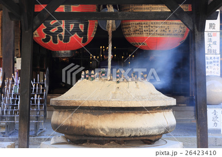 四国霊場第51番札所「石手寺」本殿、お茶堂と香盤 26423410