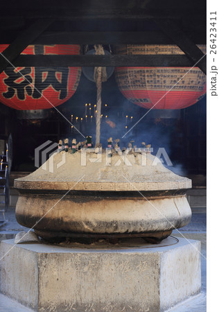 四国霊場第51番札所「石手寺」本殿、お茶堂と香盤 26423411