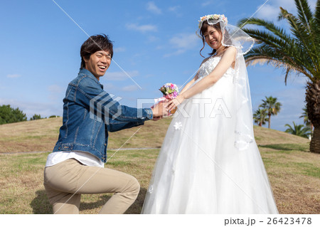 マタニティフォト　ウエディングドレス姿　プロポーズ 26423478