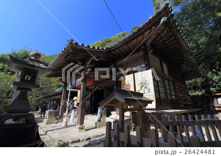 四国霊場第51番札所「石手寺」大師堂とお遍路さん 26424481