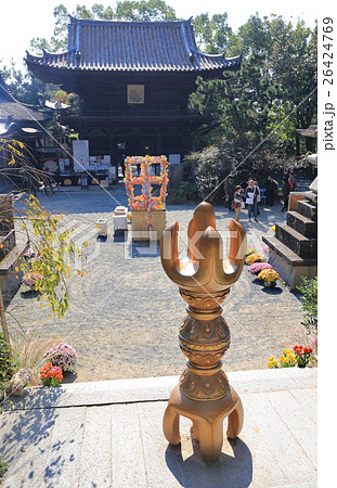 四国霊場第51番札所「石手寺」本堂から境内を見る 26424769