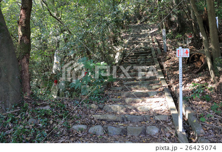 四国霊場第51番札所石手寺の本堂西側から続く「遍路道」 四国霊場第51番札所石手寺の本堂西側から続く「遍路道」 26425074