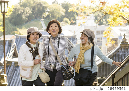 旅行をするシニア女性 旅行をするシニア女性 26429561