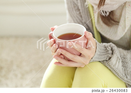 温かい飲み物を飲む女性 温かい飲み物を飲む女性 26430083