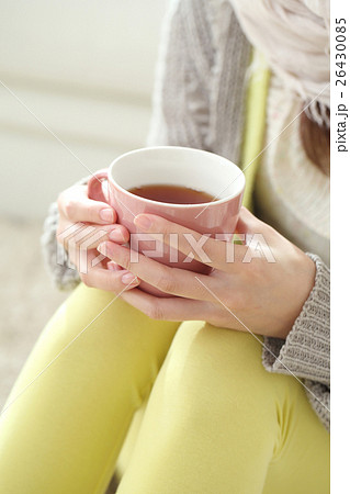 温かい飲み物を飲む女性 26430085