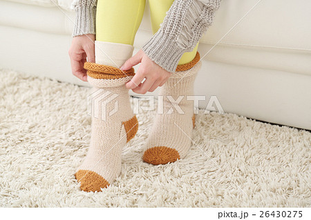 毛糸の靴下をはいて寒さ対策をする女性 毛糸の靴下をはいて寒さ対策をする女性 26430275