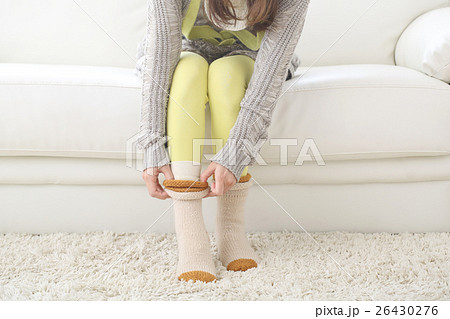 毛糸の靴下をはいて寒さ対策をする女性 毛糸の靴下をはいて寒さ対策をする女性 26430276