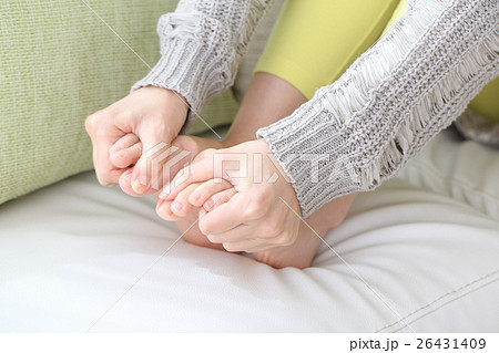 足が冷える若い女性 足が冷える若い女性 26431409