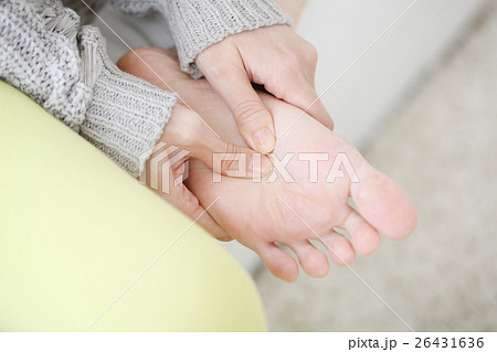 湧泉を指で押す女性 湧泉を指で押す女性 26431636