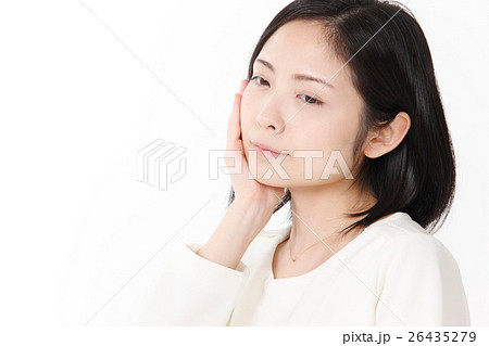 若い女性の顔アップ 26435279