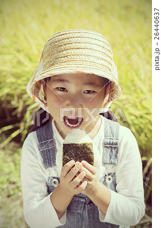 おにぎりを食べる子供 米農家 ポートレート おにぎりを食べる子供 米農家 ポートレート 26440637