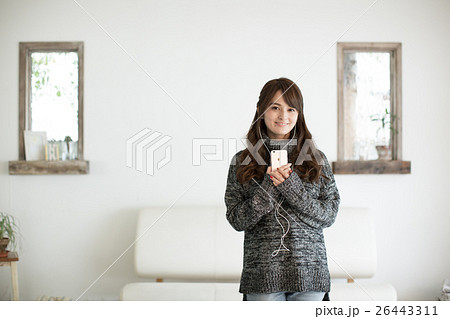 スマホで音楽を楽しむ若い女性 スマホで音楽を楽しむ若い女性 26443311