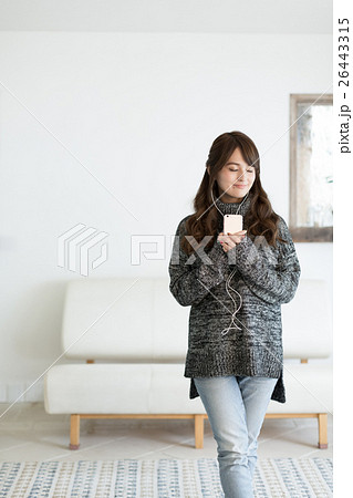 スマホで音楽を楽しむ若い女性 スマホで音楽を楽しむ若い女性 26443315