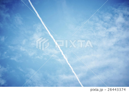 青空と飛行機雲 26443374