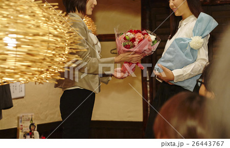 送別会を行うビジネスマン 送別会を行うビジネスマン 26443767