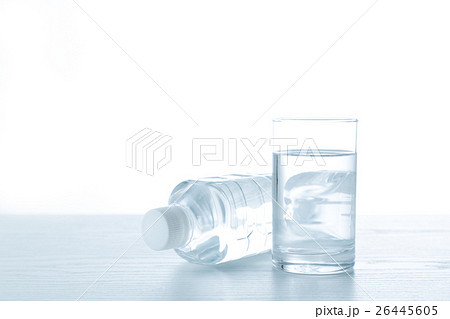 水　白バック 26445605