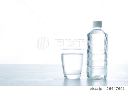 水　白バック 26447601