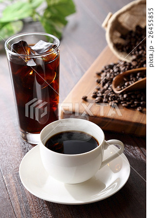 ホットコーヒーとアイスコーヒーとコーヒー豆の写真素材