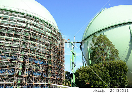 足場が組まれ補修が始まる巨大ガスタンク 26456511