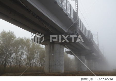 濃霧に包まれる高架鉄道路線の高架 26456548