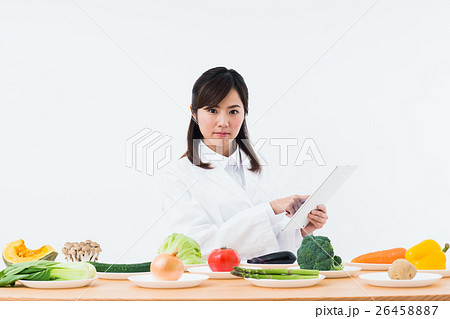 白衣の女性（野菜） 26458887