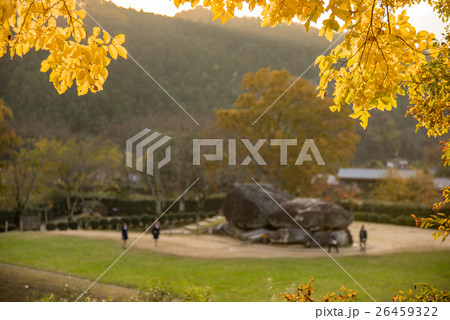 奈良明日香　秋の石舞台を訪れた観光客 26459322