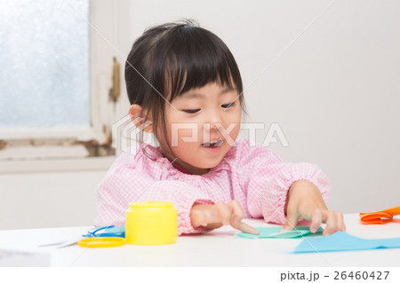 折り紙をする子供 26460427