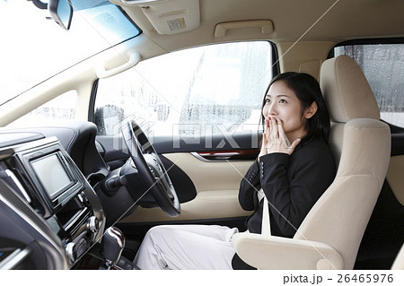 高級車を手に入れた若い女性の写真素材