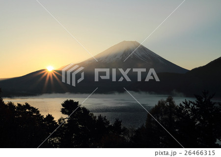 本栖湖からの富士山の日の出 本栖湖からの富士山の日の出 26466315