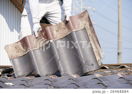 屋根工事 瓦の葺き替え　古い瓦を剥がす 26468884