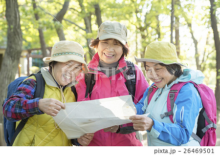 登山をするシニア女性 26469501