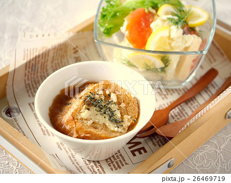 オニオングラタンスープとサラダ　（横位置ハイアングル） 26469719