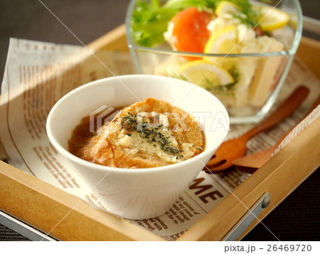 オニオングラタンスープとサラダ　茶色背景　（横位置） 26469720