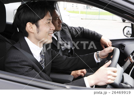 クルマに乗るサラリーマン2名 クルマに乗るサラリーマン2名 26469919