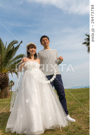 カップル ウエディングフォト ガーランドの写真素材