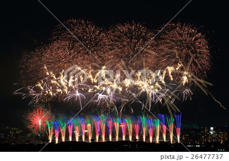 江戸川花火大会　東京の夜景と打上花火 26477737