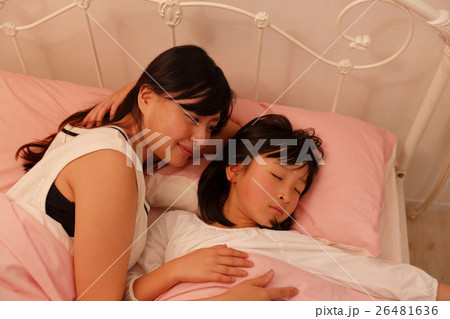 ベッドで添い寝 母親 子育て 26481636