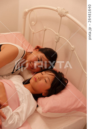 ベッドで添い寝 母親 子育て ベッドで添い寝 母親 子育て 26481640
