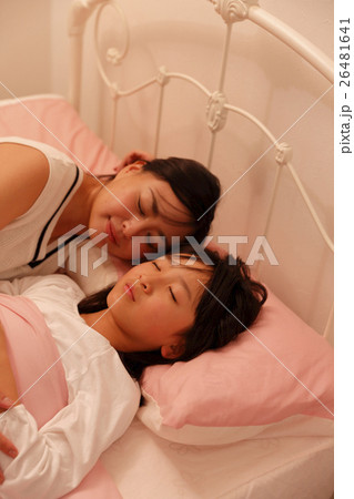 ベッドで添い寝 母親 子育て ベッドで添い寝 母親 子育て 26481641